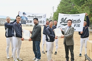 お米食べて目指せ甲子園 工大一高に種市篤暉後援会と宝精米所寄贈