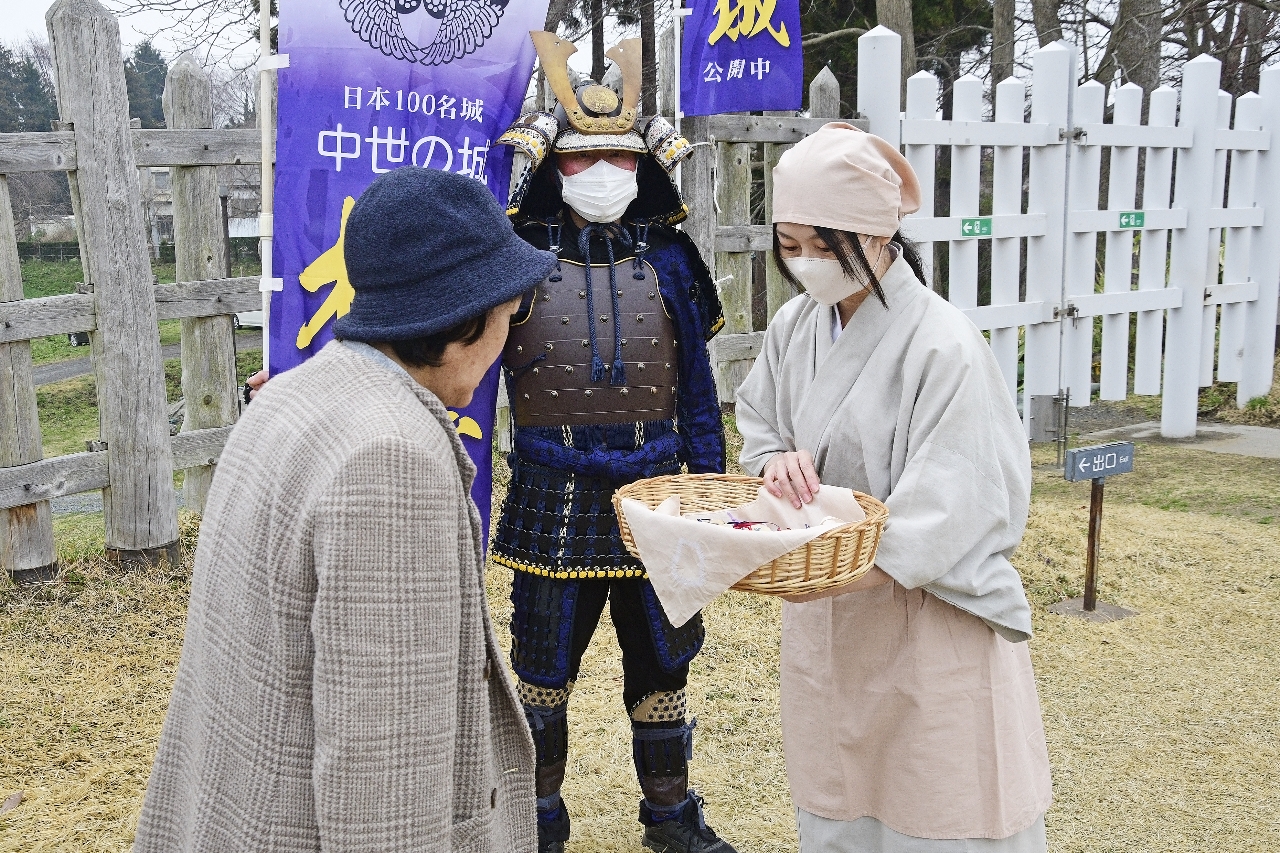 小袖やよろいに身を包み、来場者を迎える職員