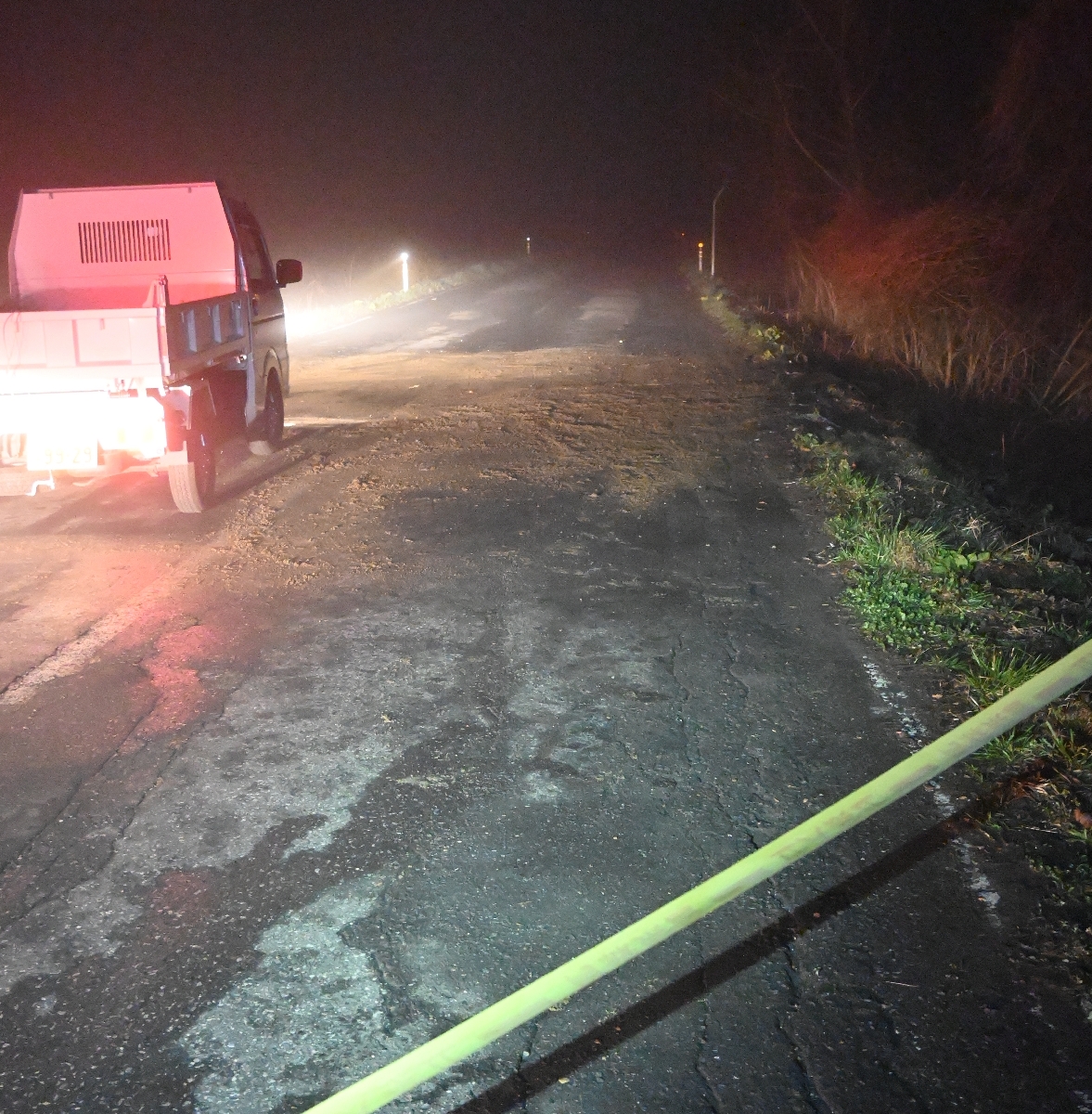 軽乗用車が全焼した事故現場。車は撤去され、砂がまかれていた=7日午前1時ごろ、六戸町