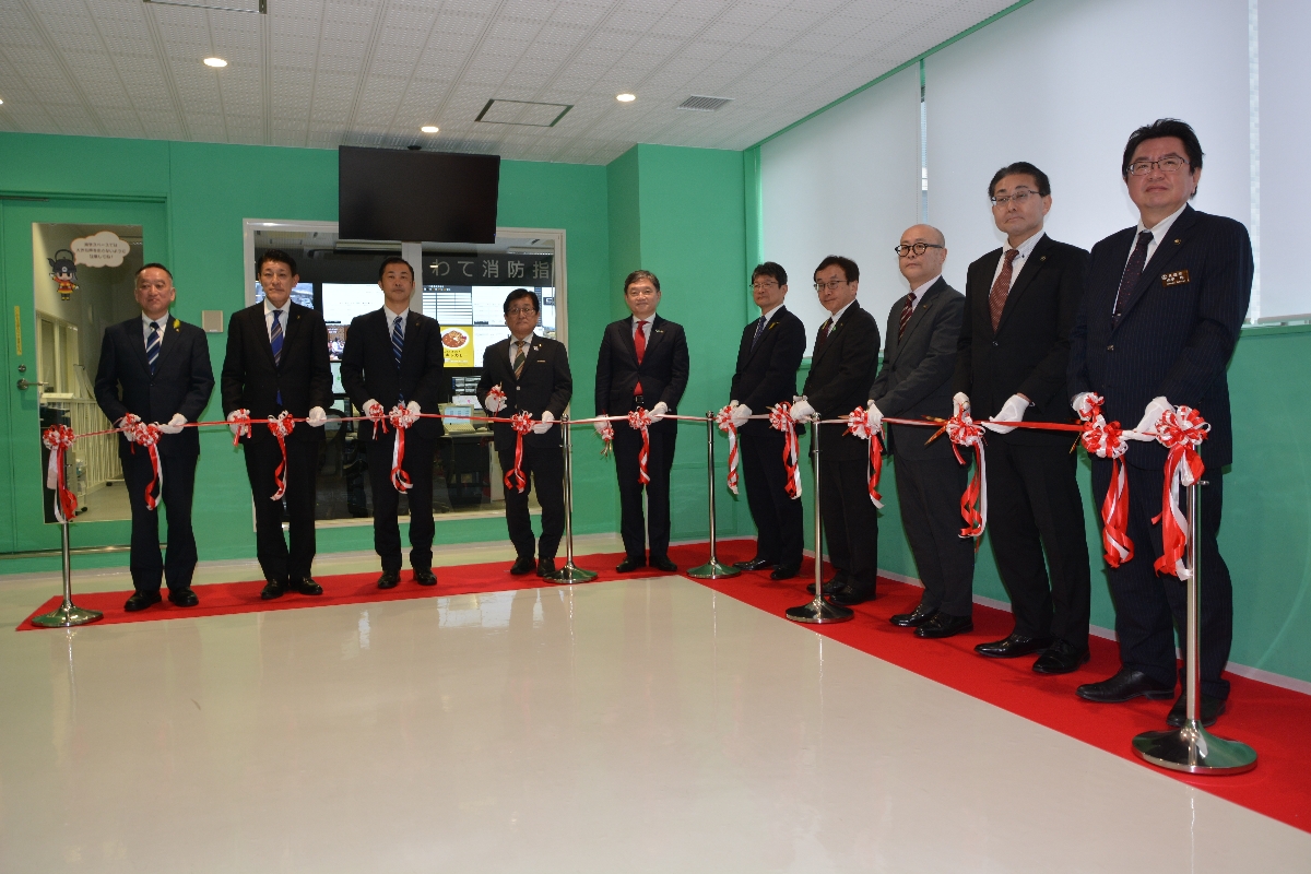 いわて消防指令センターの開所式でテープにはさみを入れる関係団体の管理者ら＝７日、盛岡市