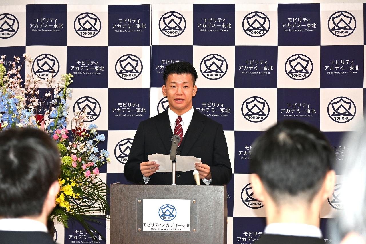 新入生を代表し、誓いの言葉を述べる外崎星那さん＝７日、青森市