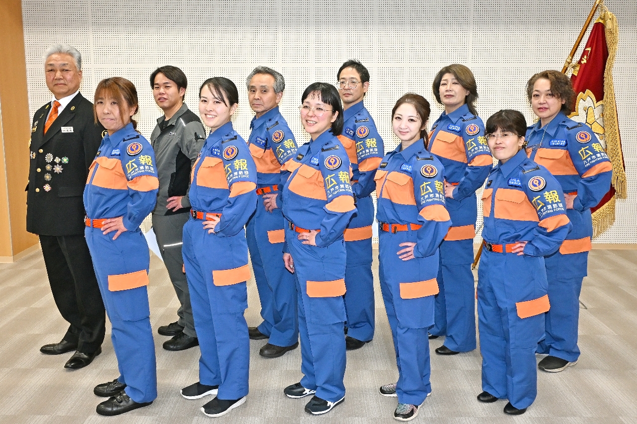 八戸市消防団の広報チームメンバーと馬場豊団長（後列左）。ＳＮＳを駆使して活動を発信する