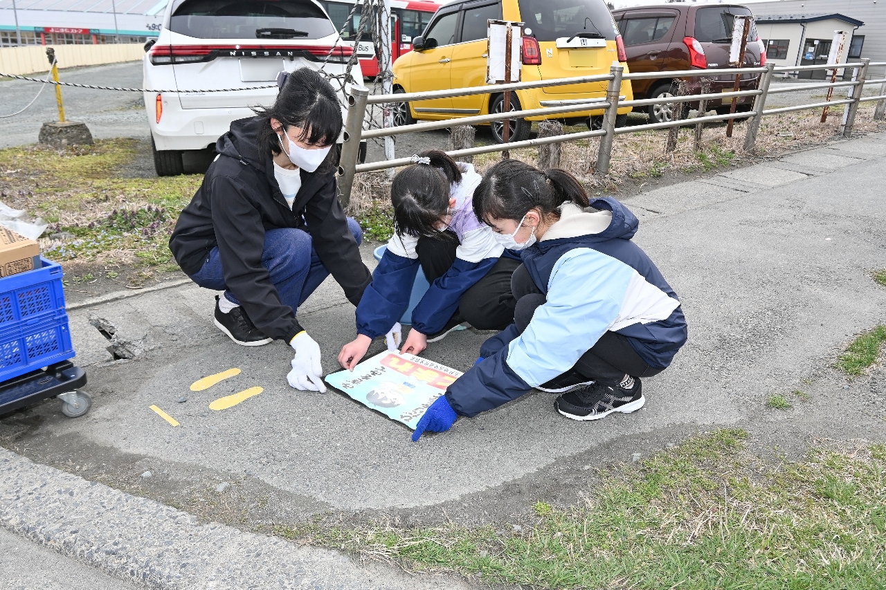 ストップマークを張り替える参加者