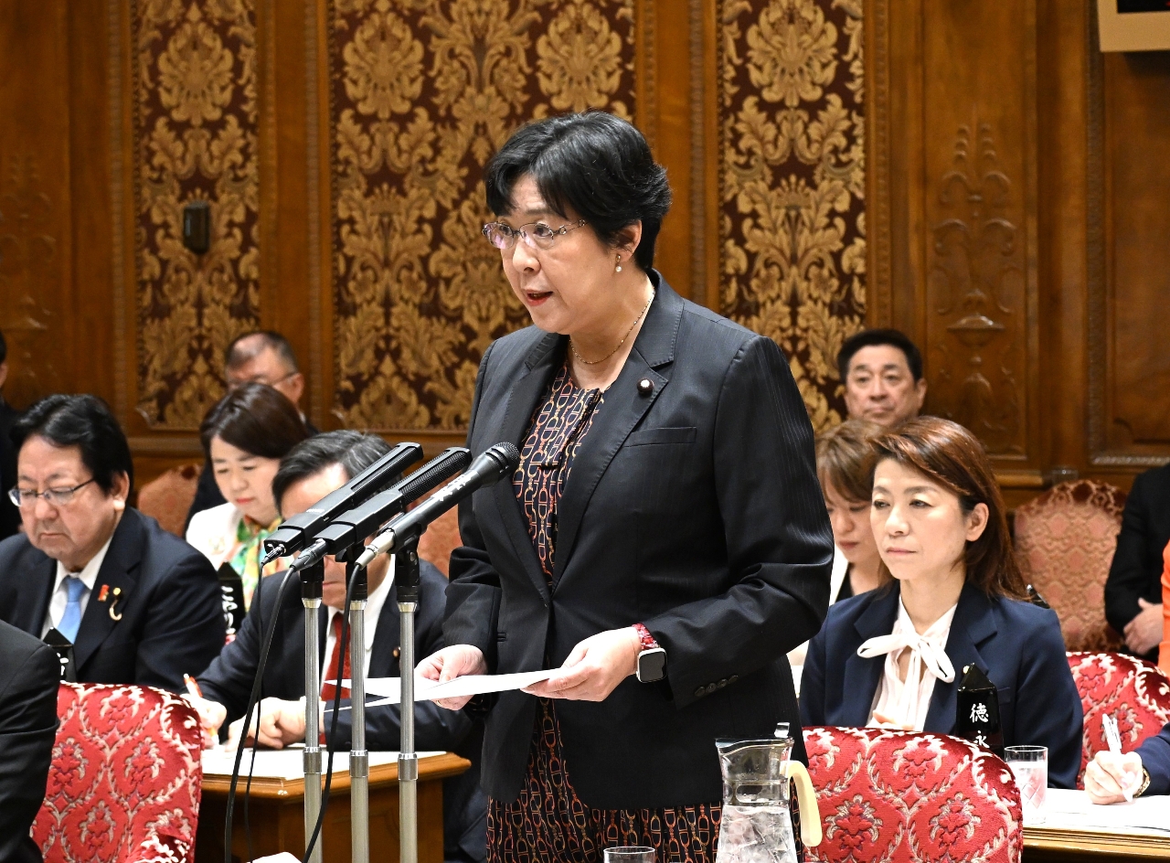 参院予算委員会で質問する田名部匡代氏(中央)=7日