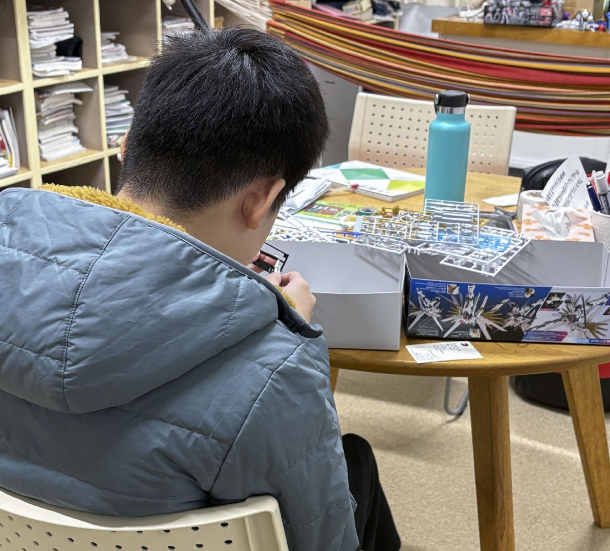 「学びの多様化学校」で授業の合間にプラモデルを作る生徒=2025年10月、神奈川県大和市