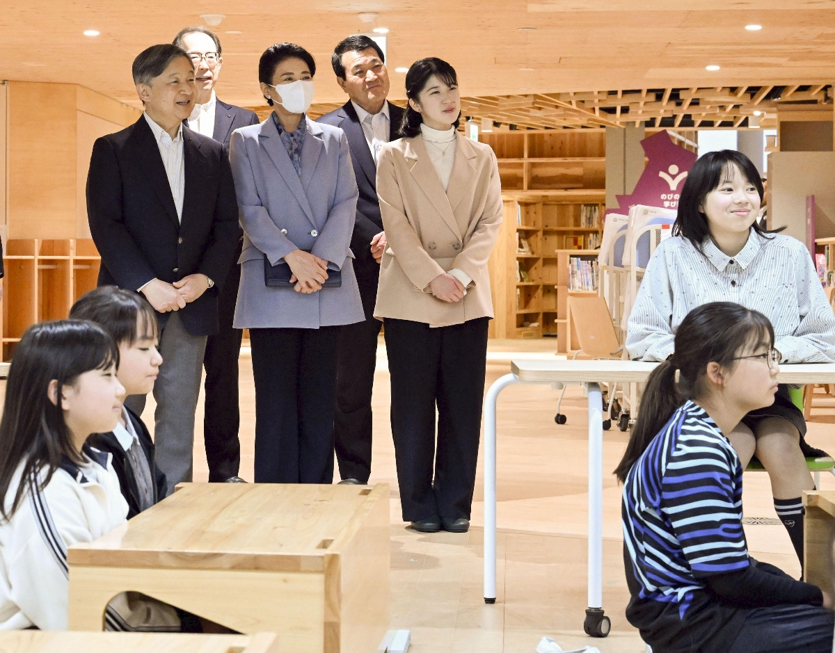「学び舎ゆめの森」で授業を視察される天皇、皇后両陛下と長女愛子さま=7日午後、福島県大熊町(代表撮影)