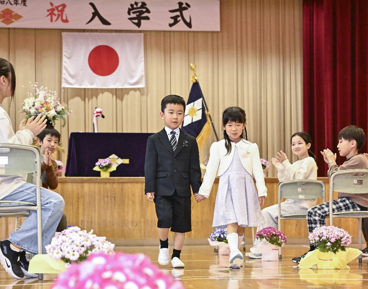 入学式を終え、ほっとした表情で退場する新入生＝７日、八戸市立豊崎小