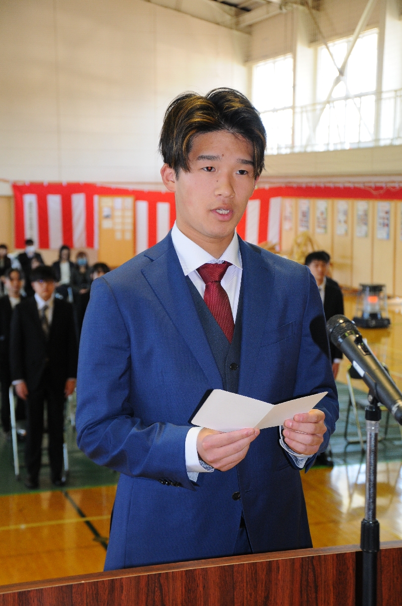 入校生を代表し宣誓する石倉浩平さん