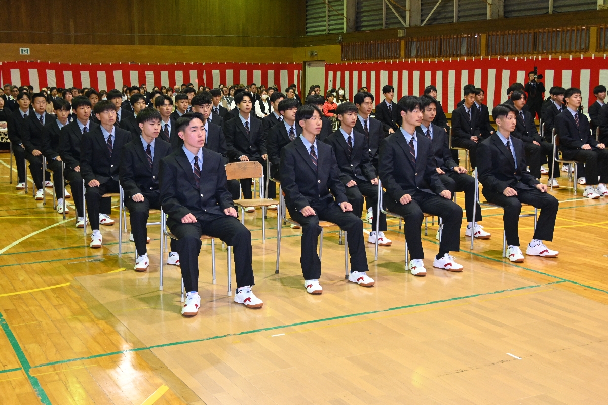 真剣な表情で入学式に臨む新入生=8日、野辺地町