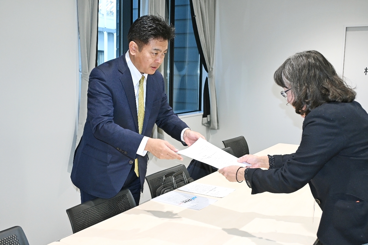 岩崎郁子副所長(右)に要請書を手渡す小倉謙支部長=8日、八戸市保健所