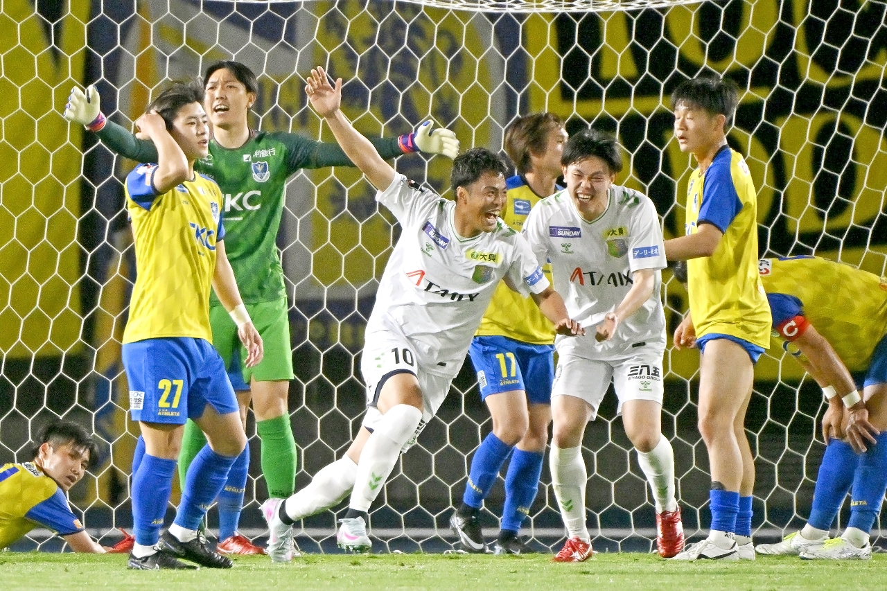【栃木SC―ヴァンラーレ八戸】前半38分、先制点を決めて喜ぶ八戸の澤上竜二(中央)=8日、カンセキスタジアムとちぎ