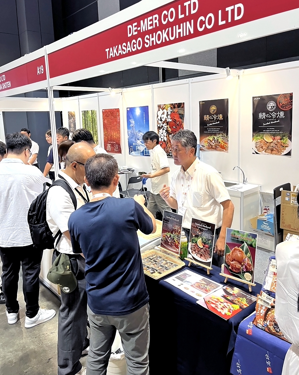 シンガポールで開催された日本食の見本市で商品をPRするディメールのブース=2025年10月(青森みちのく銀行提供)