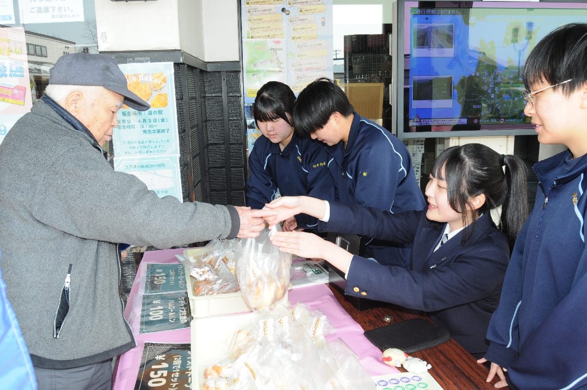 調理パンを販売する三戸高３年生の４人