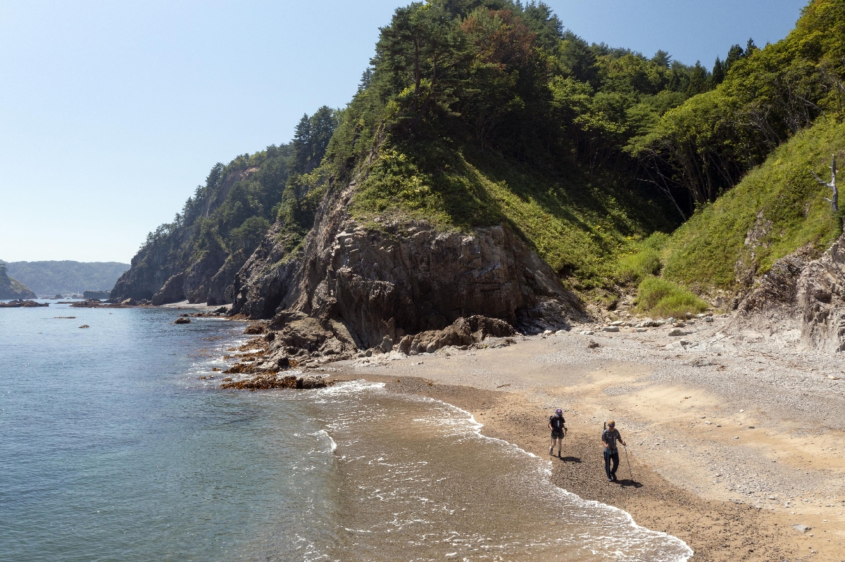 「みちのく潮風トレイル」を歩く人=岩手県宮古市