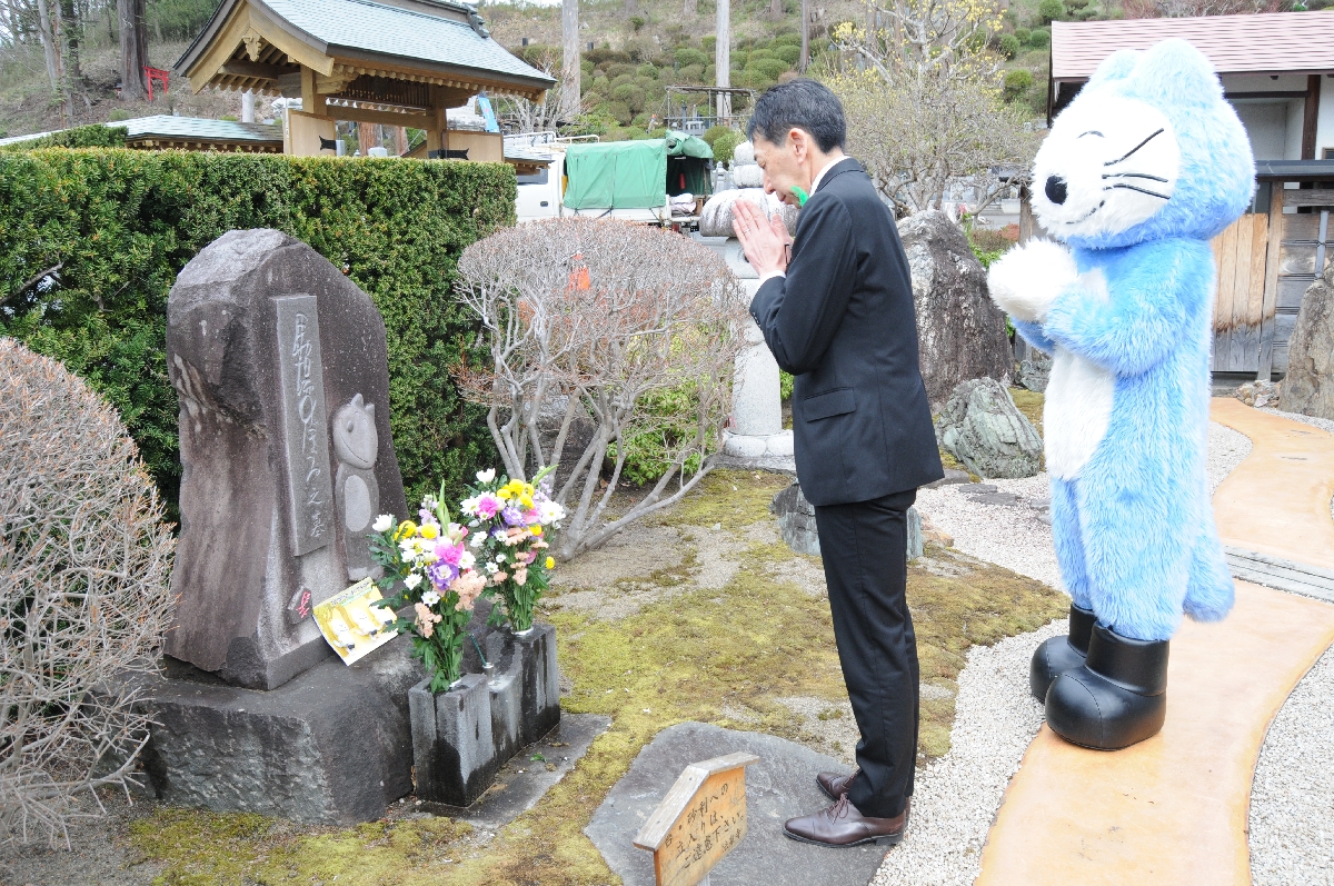 馬場さんの墓前で手を合わせる沼沢修二町長