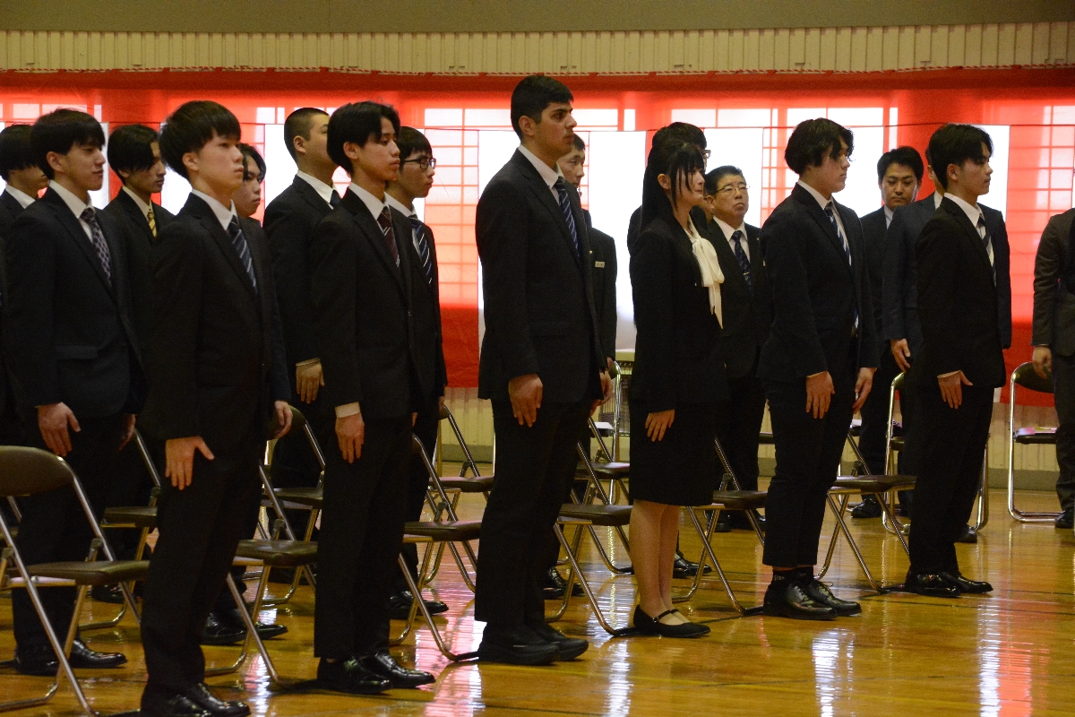 入学式に臨む新入生