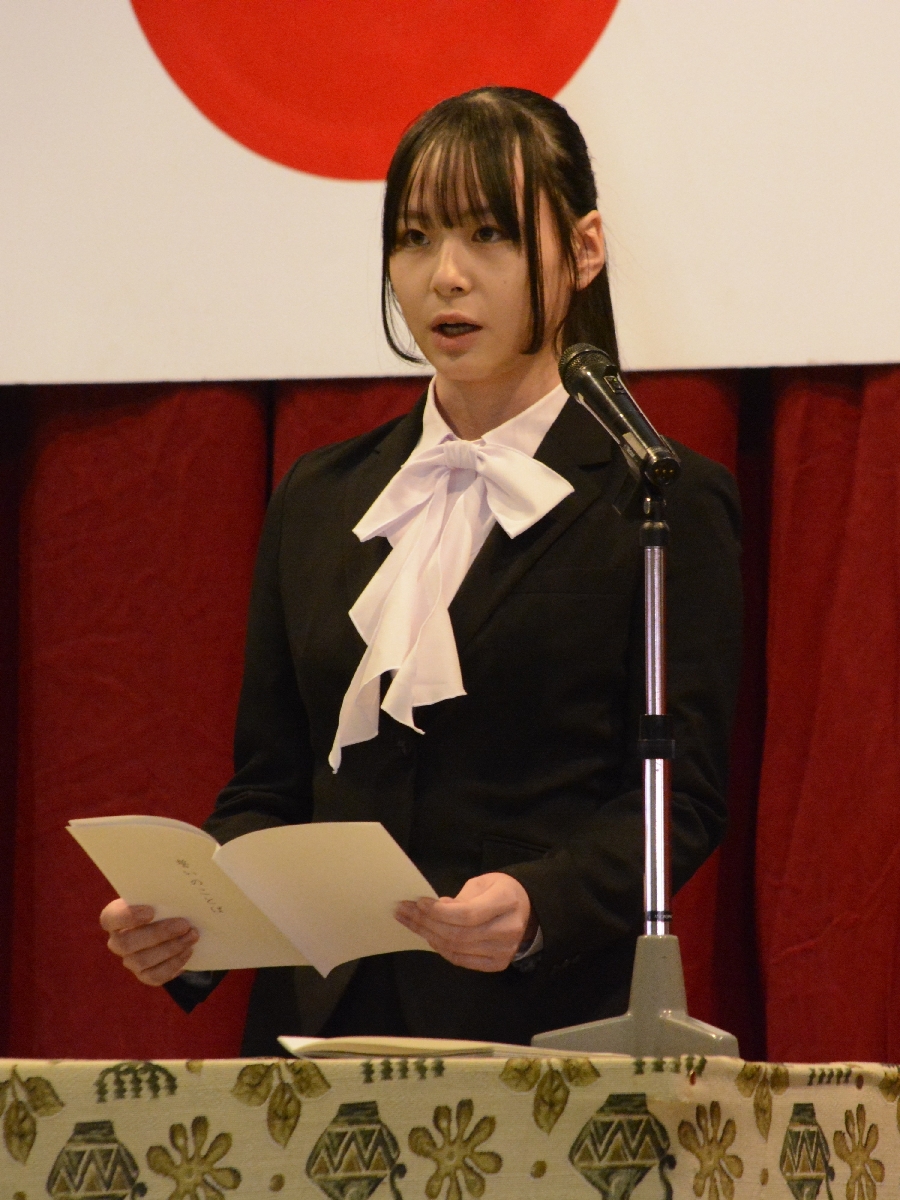 入学生を代表して誓いの言葉を述べる佐々木恋南さん