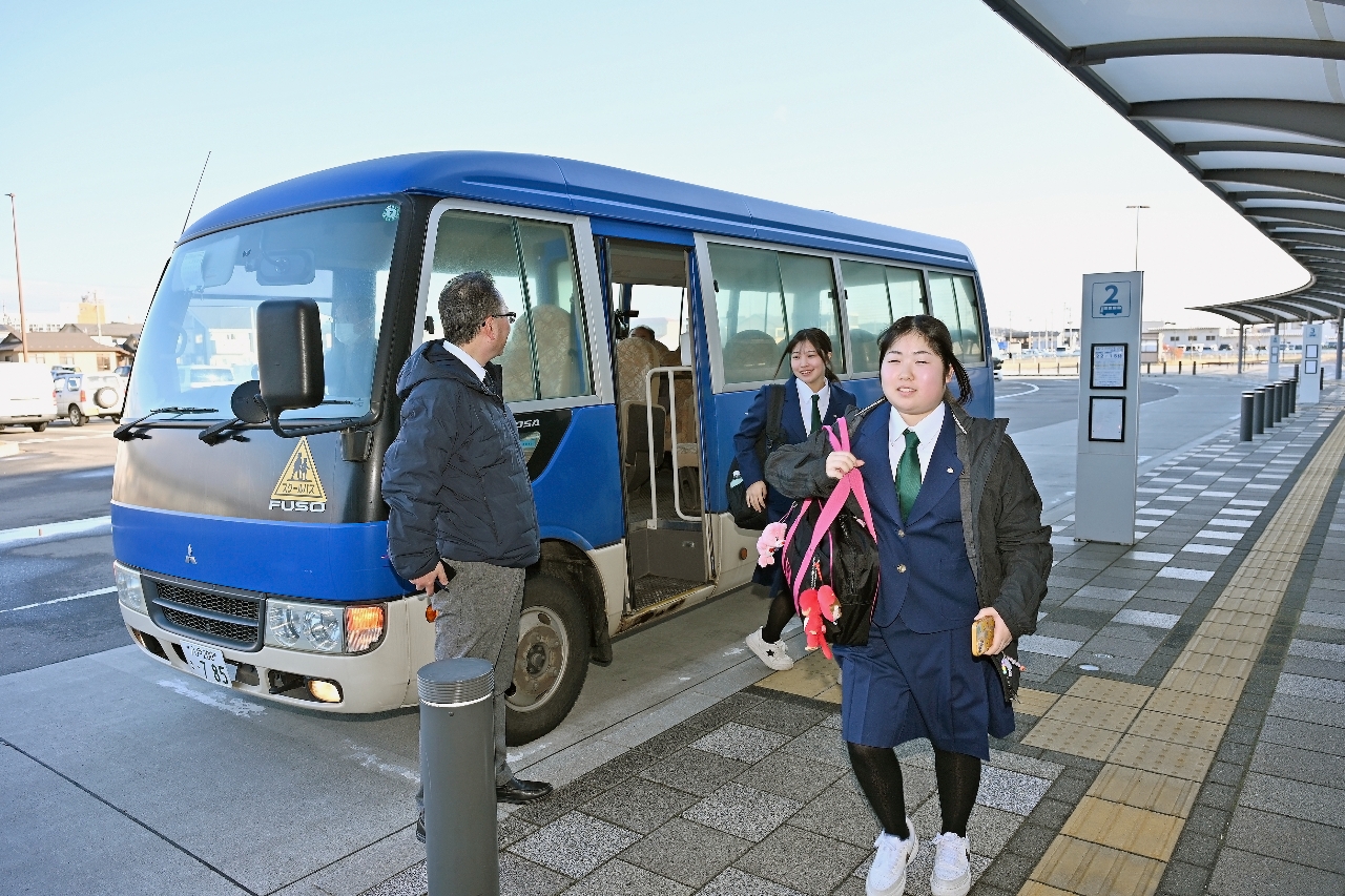 八戸駅西口に到着し、バスを降りる生徒＝８日午前７時、八戸市