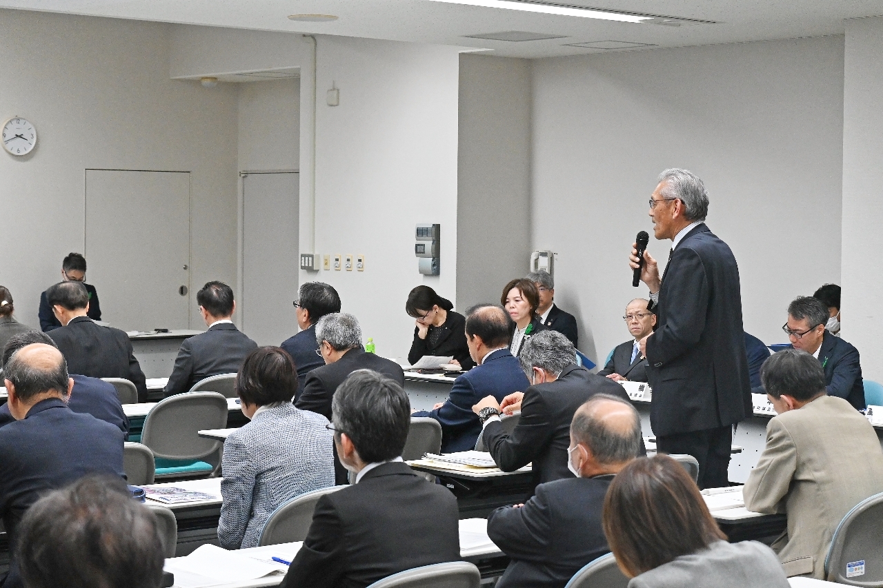 教員未配置の課題解決に向け意見を交わす参加者＝８日、青森市