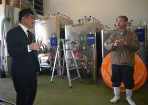 ワインでの地域振興の可能性探る 食のアドバイザーが八戸ワイナリー視察