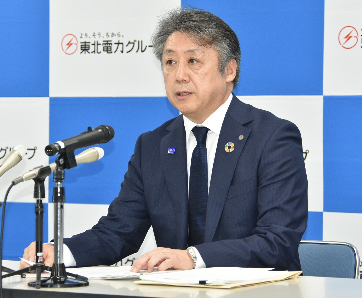 会見する下屋敷聡支店長＝９日、青森市