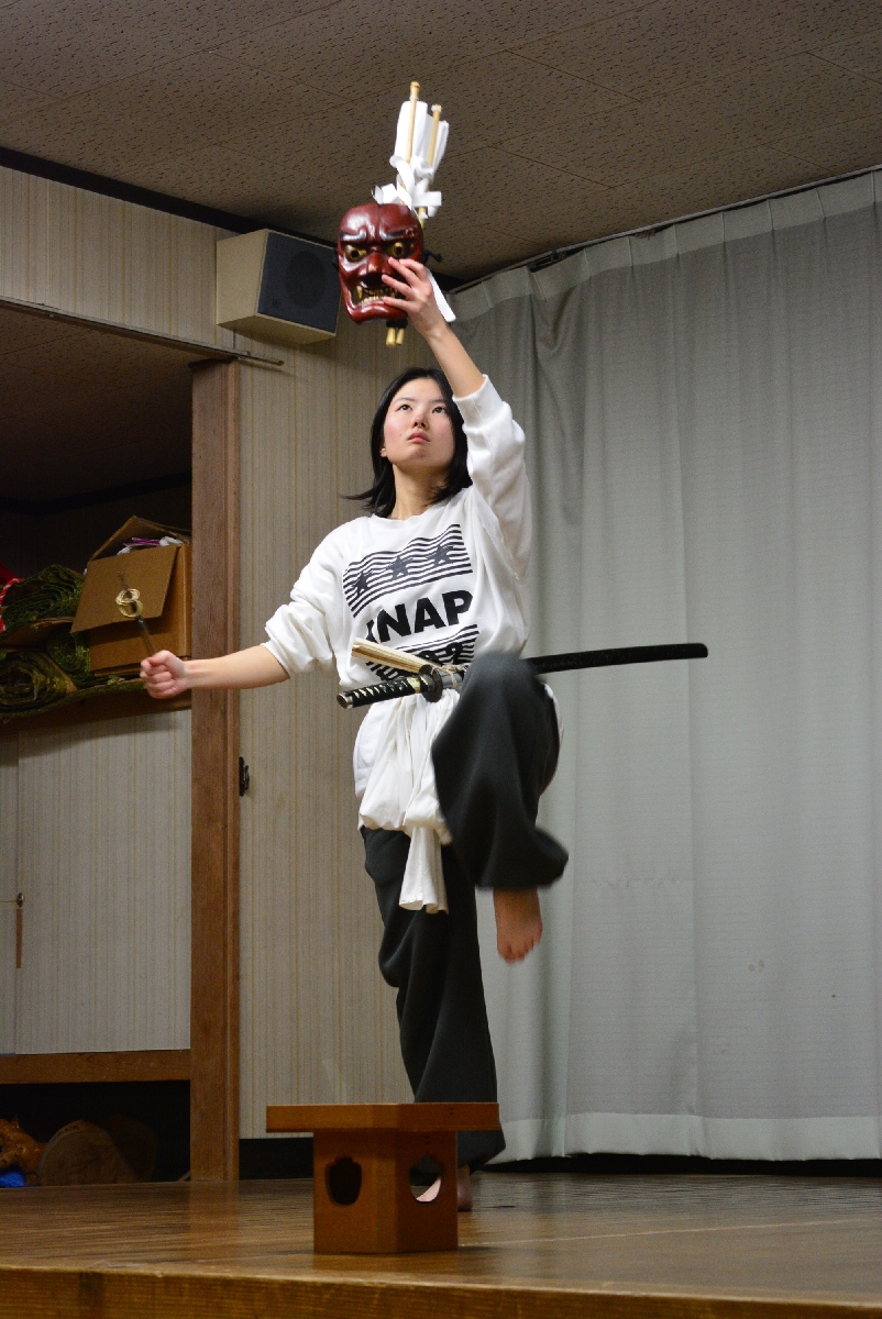 鮫神楽の稽古に励む髙嶋ちはるさん=2日、八戸市の鮫町生活館
