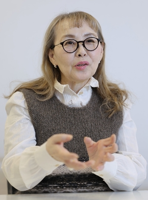 【著者に聞く】日常の美、「民藝」生んだ3人 「グロリアソサエテ」の朝井まかてさん