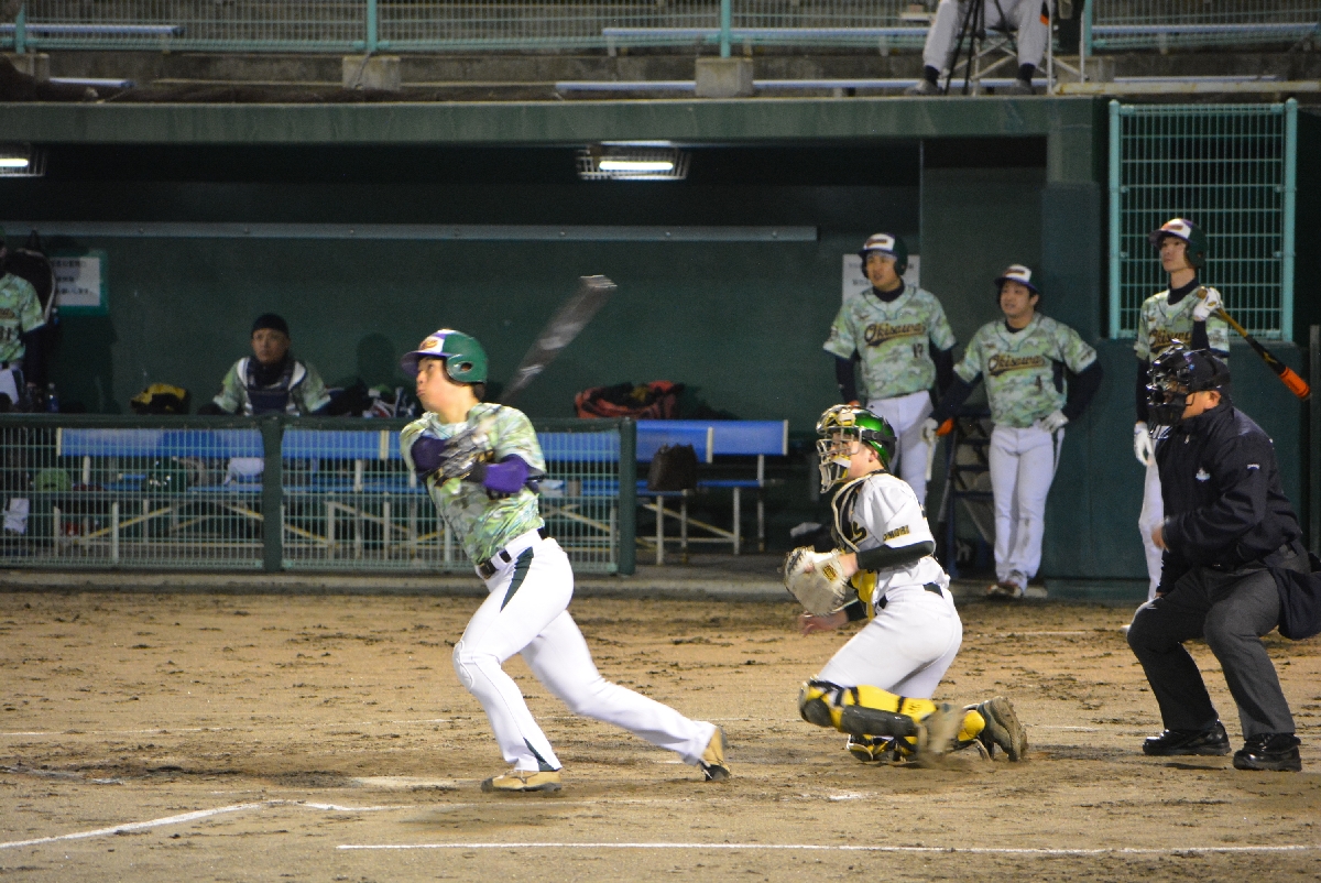 開幕試合で熱戦を繰り広げる選手ら