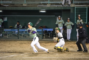 頂点目指し５チームしのぎ削る　三沢のナイターリーグ野球開幕