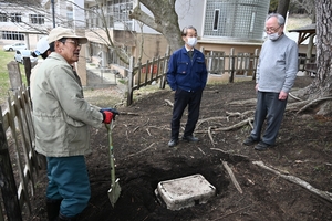 タイムカプセル偶然発見　五戸・旧南小近くの公園、後日開封へ