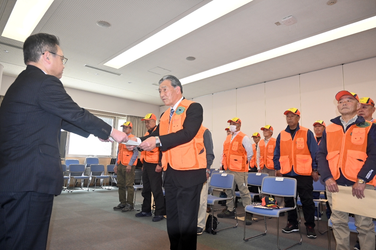 熊谷雄一市長(左)から委嘱状を受ける古舘傳之助副支部長=9日、八戸市