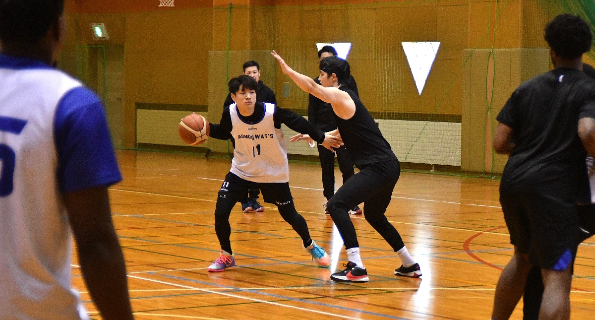 ホーム最終節に向けて調整する青森ワッツの選手＝９日、青森市