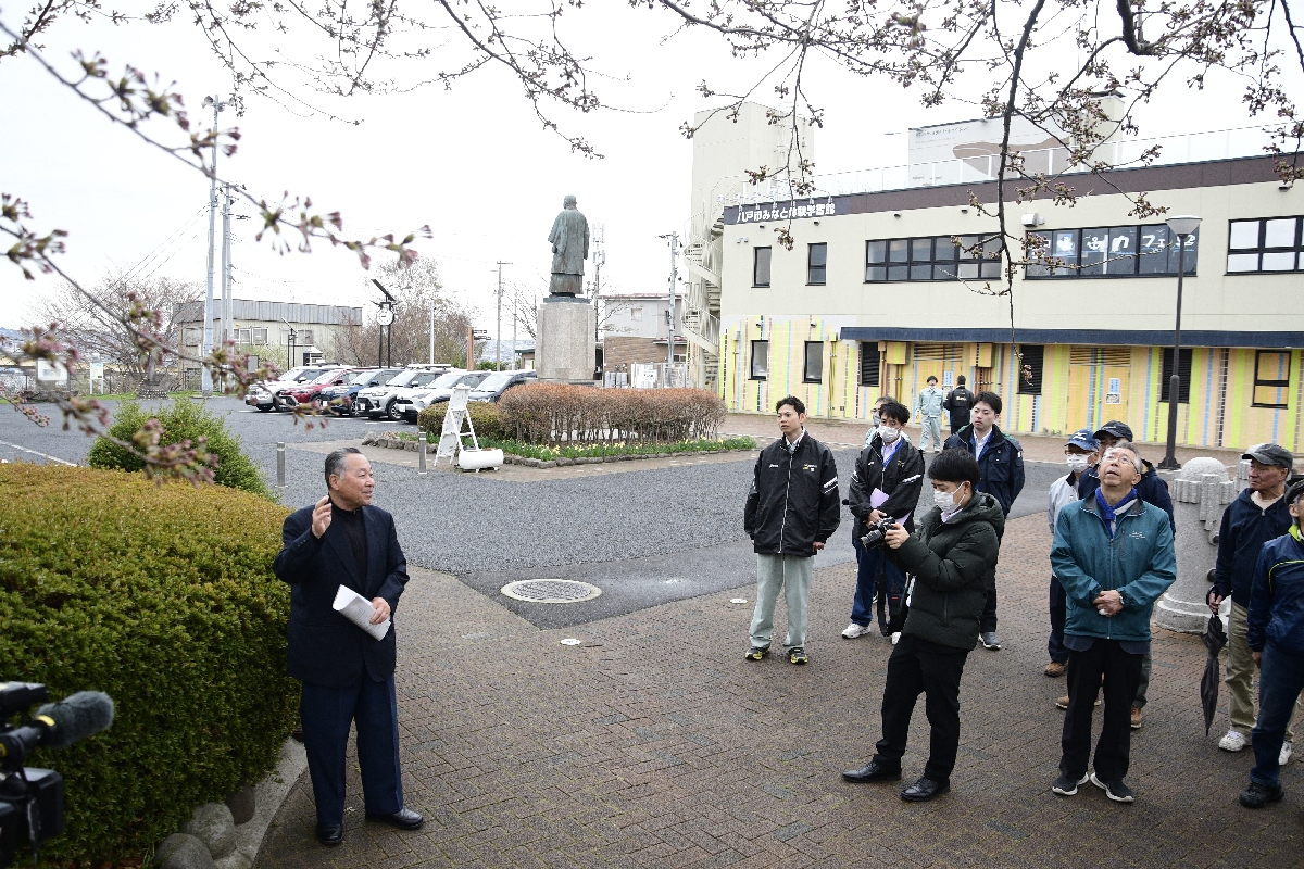 標本木を見上げる会員ら=10日午前、館鼻公園