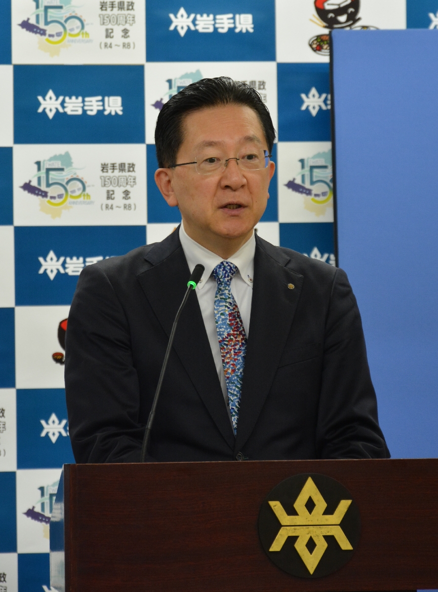 定例会見で記者の質問に答える達増拓也知事=10日、岩手県庁