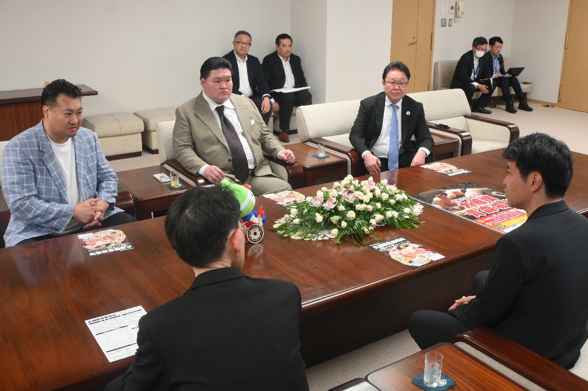 宮下宗一郎知事(手前右)に青森場所の開催を報告する武隈親方(中央奥)ら=10日、青森県庁