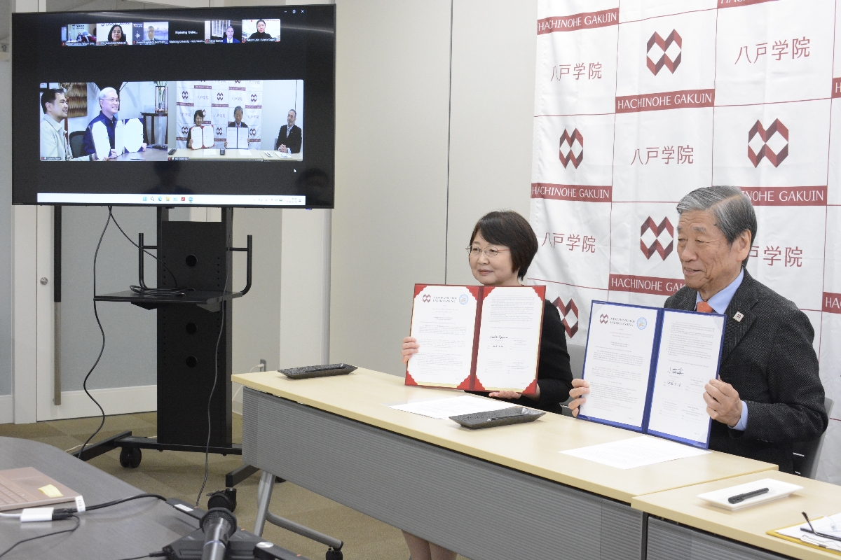 アテネオ・デ・ダバオ大と覚書を締結した小林眞学長（右）と杉山幸子学長＝１０日、八戸市