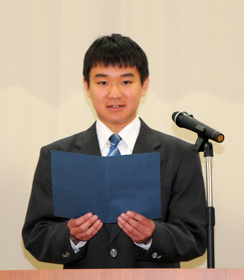 開校式で児童生徒を代表しあいさつする小松望さん=10日、二戸市