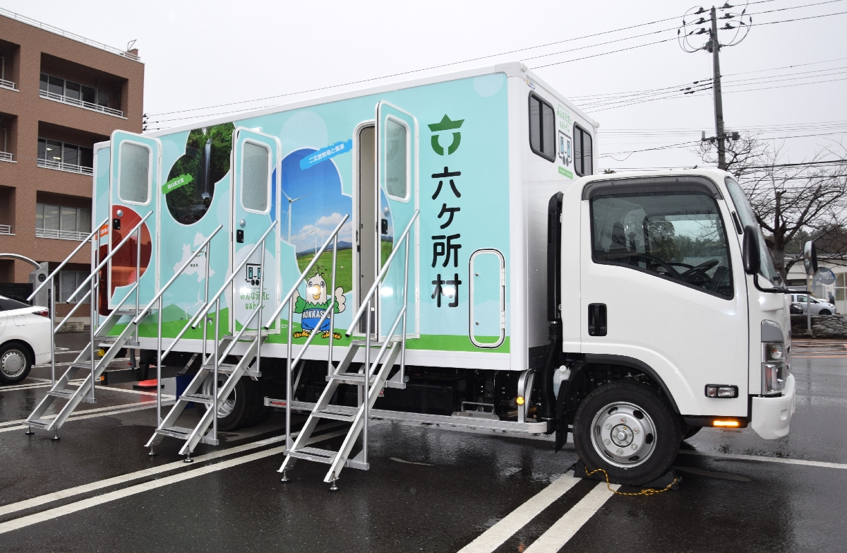 六ケ所村が導入したトイレカー=10日、同村
