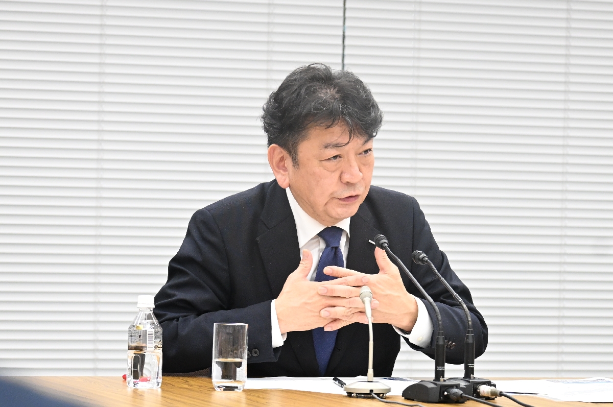 会見する小早川智明社長=10日、東京都内