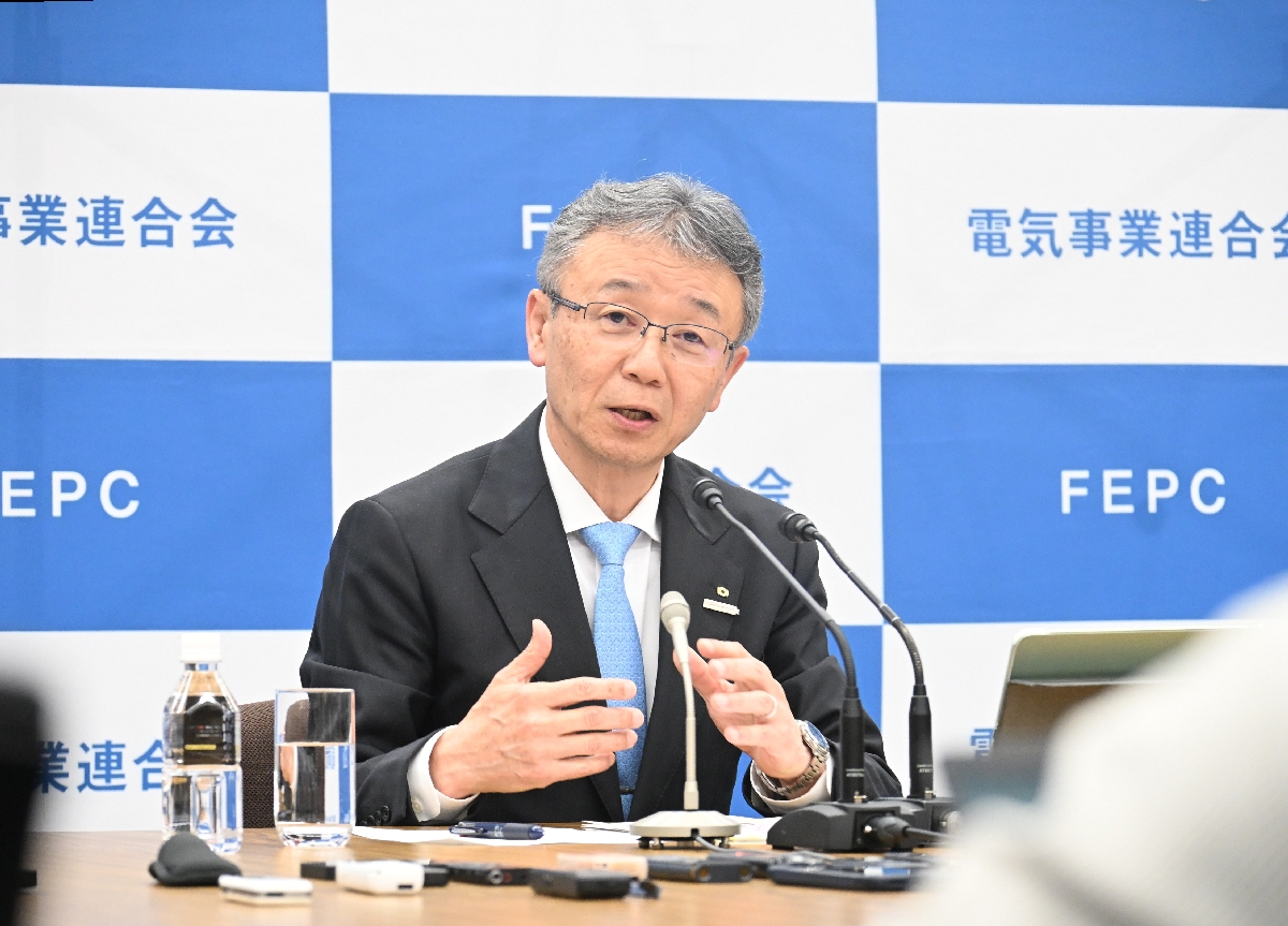 会見する森望会長＝１０日、東京都内