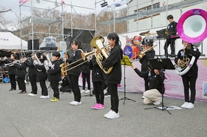 催し多彩、駅前にぎわう　二戸で「桜を見る会」開幕、１２日まで