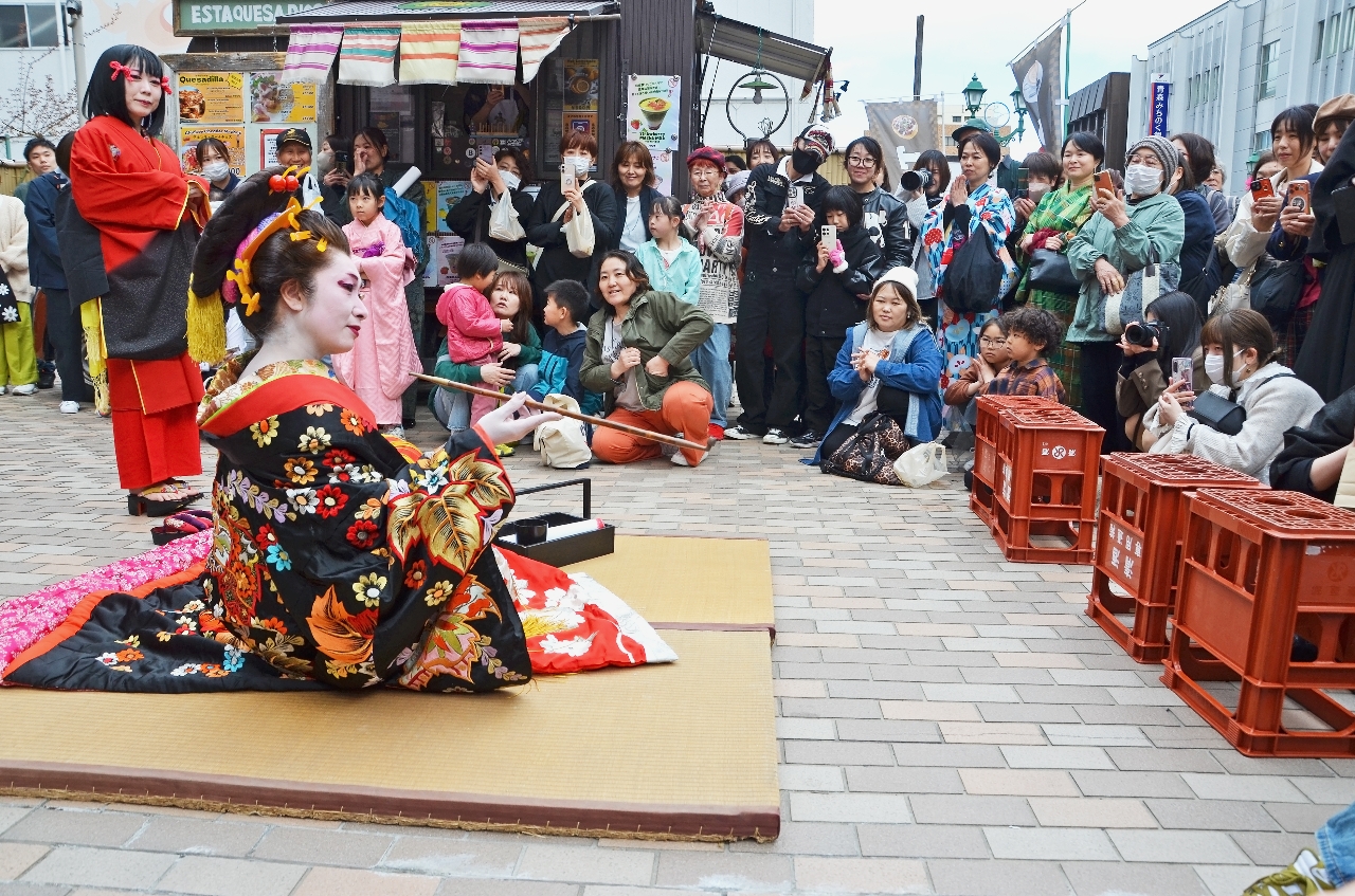 花魁道中のパフォーマンスを楽しむ来場者