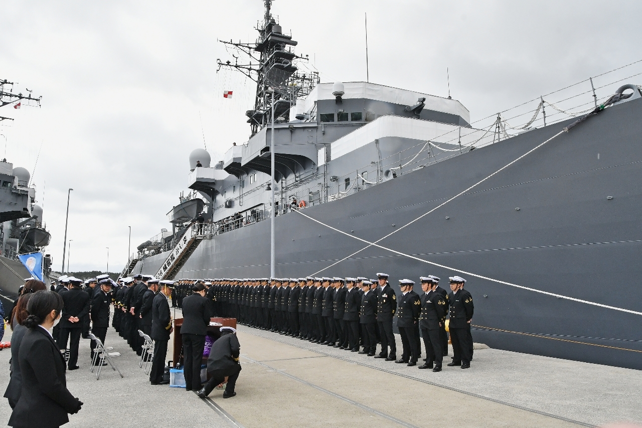 歓迎を受ける隊員＝１１日、むつ市の海自大湊基地