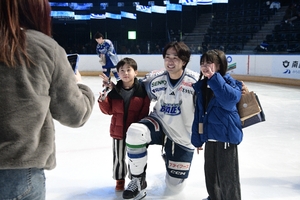 氷の上で選手と触れ合い　ブレイズがファン感謝祭／八戸