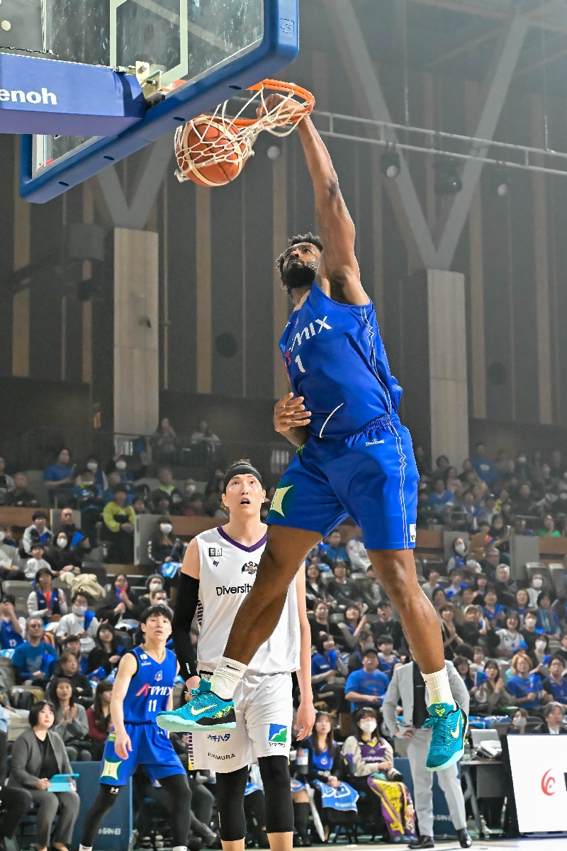 【青森―山形】青森は第4クオーター、ラシャード・ケリーがダンクを決め77-67とリードする=カクヒログループスーパーアリーナ