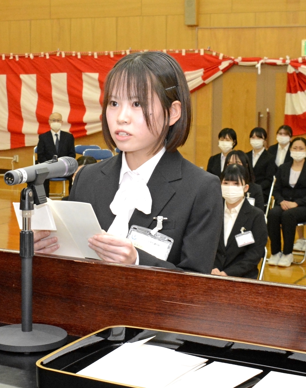 入学生を代表して誓いのことばを述べる川村文香さん