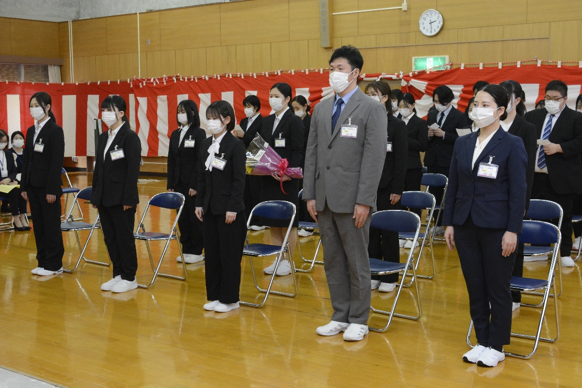 入学式に臨む入学生