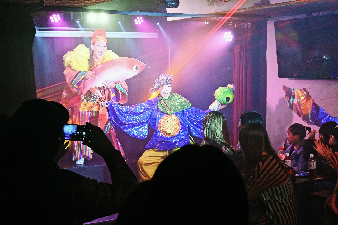 子どもたちを応援したいとボランティアショーを披露した蛭子結友さん（左）とＹＵ－ＮＡさん＝２月２２日、八戸市