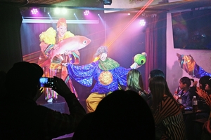 ダンスに励む若者応援　クラブ「カルラ」（八戸）でボランティアショー　蛭子さん（大阪出身）