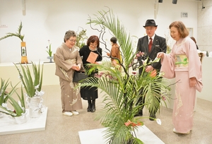 「植物の貌」見つめた多彩な力作ずらり 龍生派八戸支部創立65周年作品展